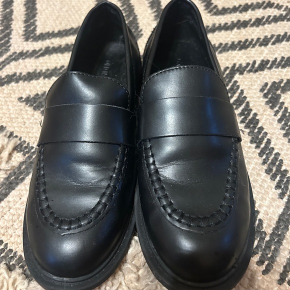 EUC Old Navy Women’s Sleek Classic Black Slip-On Loafers size 6.5 - Picture 2 of 6